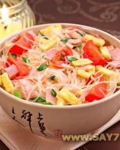 Фунчоза с беконом, помидорами и яичными блинчиками