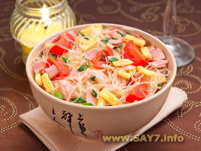 Рецепт фунчозы с беконом, помидорами и яичными блинчиками