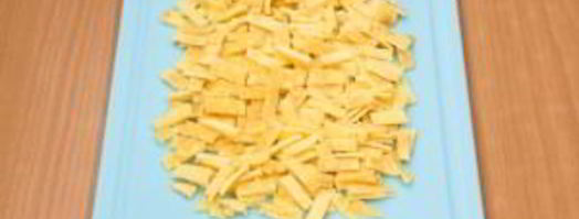 фунчоза с беконом, помидорами и яичными блинчиками. Шаг 7