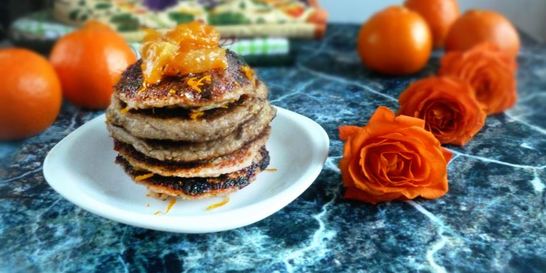 Овсяные блинчики с орехами и мандариновым соусом