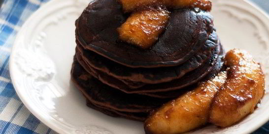 Шоколадные блинчики с карамелизированными бананами