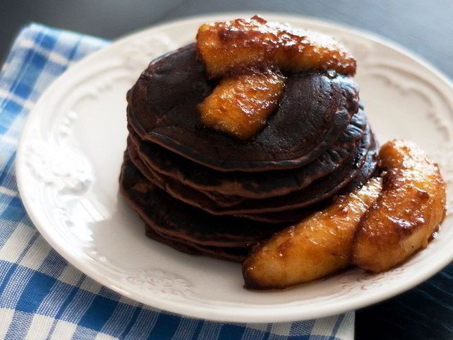 Рецепт шоколадных блинчиков с карамелизированными бананами