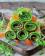 Шпинатные блинчики с красной икрой и кресс-салатом