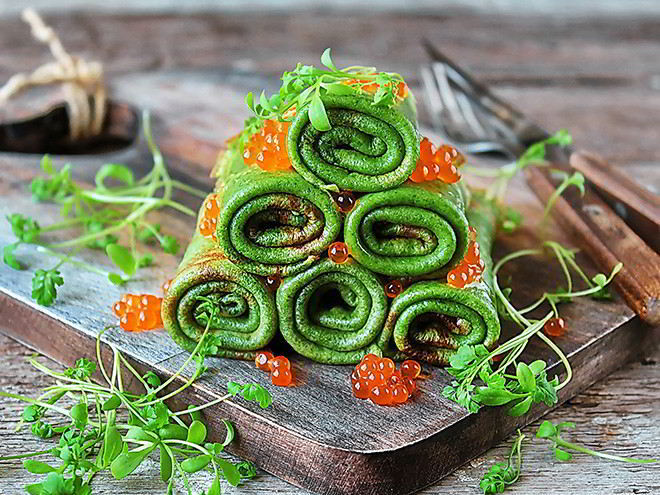 Рецепт шпинатных блинчиков с красной икрой и кресс-салатом