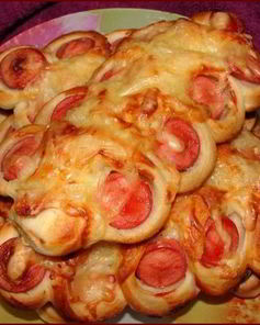 Булочки с сосисками и пармезаном