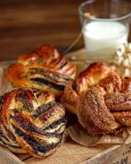 Сдобные булочки-плетенки с маком и корицей