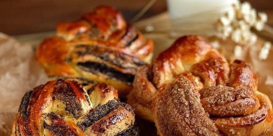 Сдобные булочки-плетенки с маком и корицей