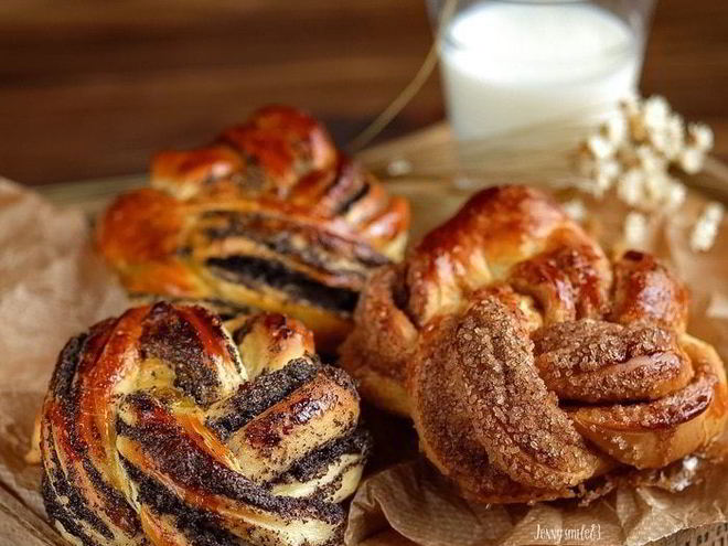 Рецепт сдобных булочек-плетенок с маком и корицей