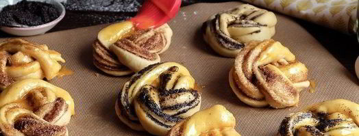 сдобные булочки-плетенки с маком и корицей. Шаг 11