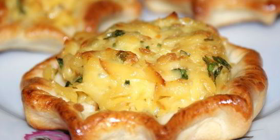 Ватрушки с копченым сыром и чесноком