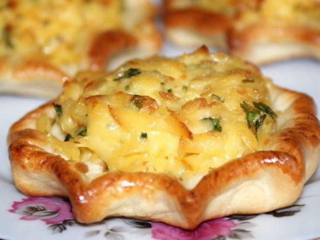 Рецепт ватрушек с копченым сыром и чесноком