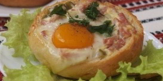 Закусочные булочки с яичницей в духовке