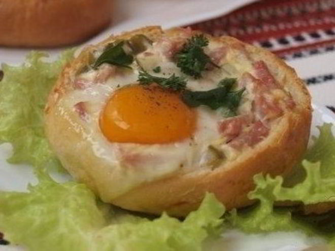 Рецепт закусочных булочек с яичницей в духовке