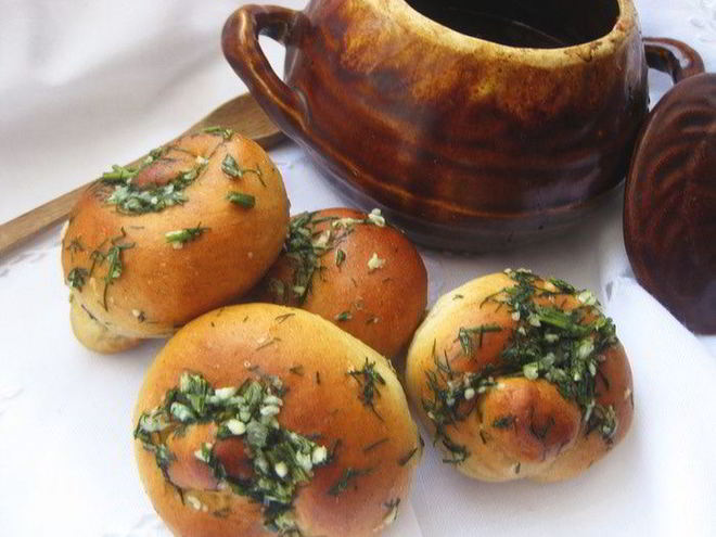 Рецепт закусочных булочек с зеленью и чесноком