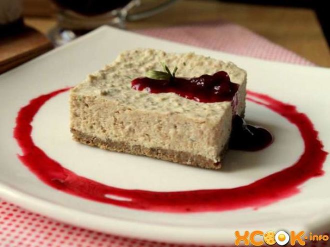 Рецепт мясного чизкейка с соусом из брусники