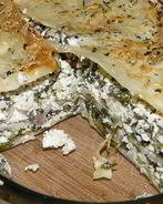 Греческая выпечка с сыром, шпинатом и грибами