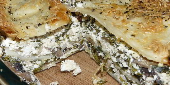 Греческая выпечка с сыром, шпинатом и грибами