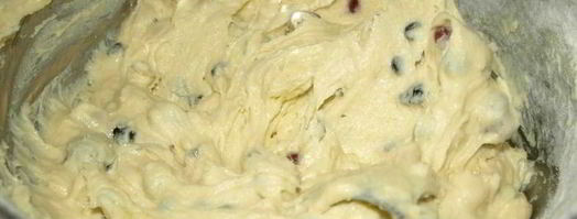 кекс с вяленой вишней, арахисом и шоколадом. Шаг 5