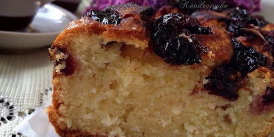 Кокосовый кекс с вишней