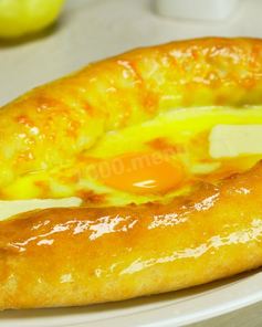 Хачапури по-аджарски с сулугуни