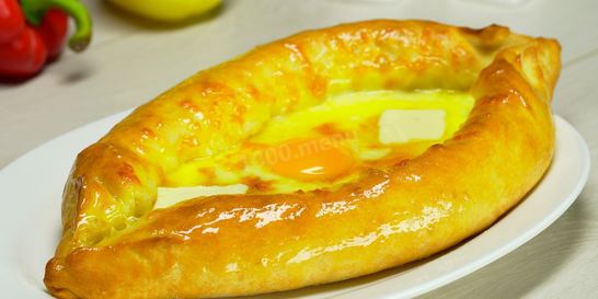 Хачапури по-аджарски с сулугуни