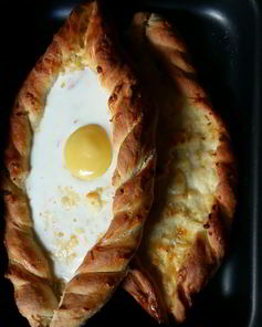 Хачапури по-аджарски с сыром сулугуни и яйцом