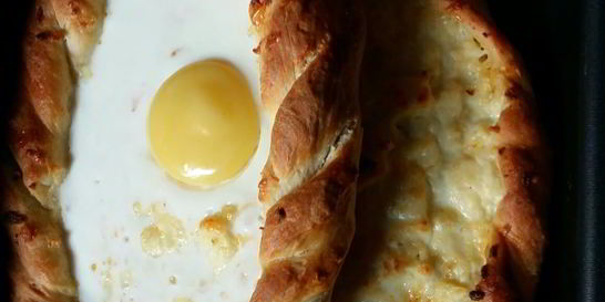 Хачапури по-аджарски с сыром сулугуни и яйцом