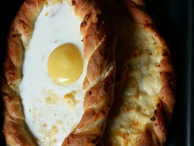 Рецепт хачапури по-аджарски с сыром сулугуни и яйцом