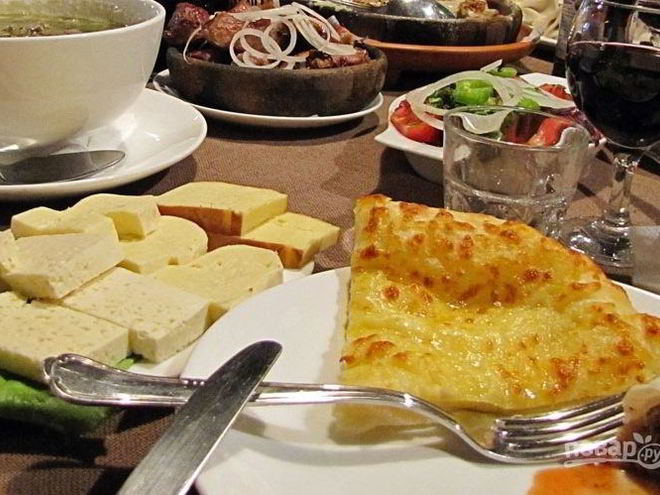 Рецепт хачапури с сыром и яйцом