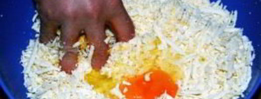 хачапури с сыром и яйцом. Шаг 3