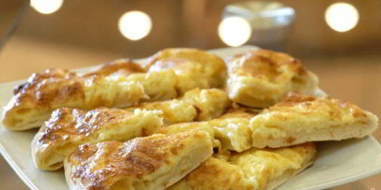 Хачапури с творогом и сыром из слоеного теста