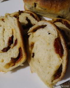 Дрожжевой хлеб с вялеными томатами