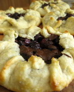 Галеты с черешней и шоколадом