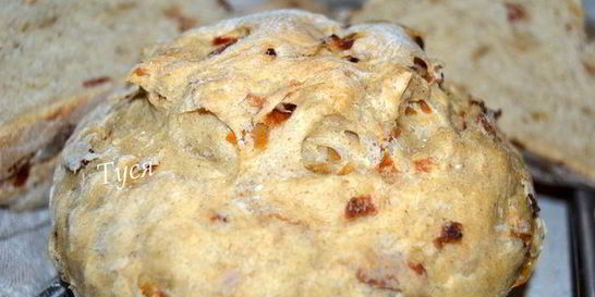 Хлеб из пшенично-ржаного теста с беконом и луком
