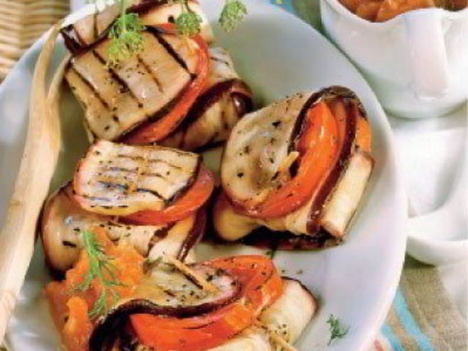 Рецепт конвертиков из баклажанов с помидорами и хреном