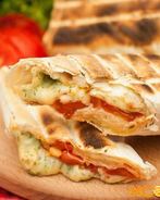 Лаваш с сыром и помидорами на гриле