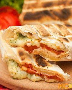 Лаваш с сыром и помидорами на гриле