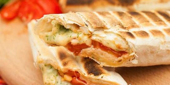 Лаваш с сыром и помидорами на гриле