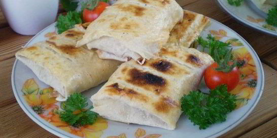 Лаваш с сыром и помидорами на костре