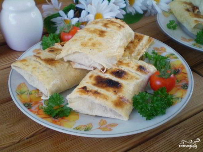 Рецепт лаваша с сыром и помидорами на костре