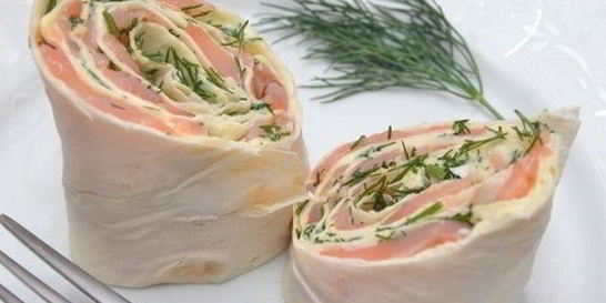 Лаваш с сыром, и семгой, и зеленью