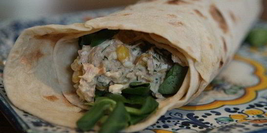 Лаваш с тунцом, яйцом и сладкой кукурузой