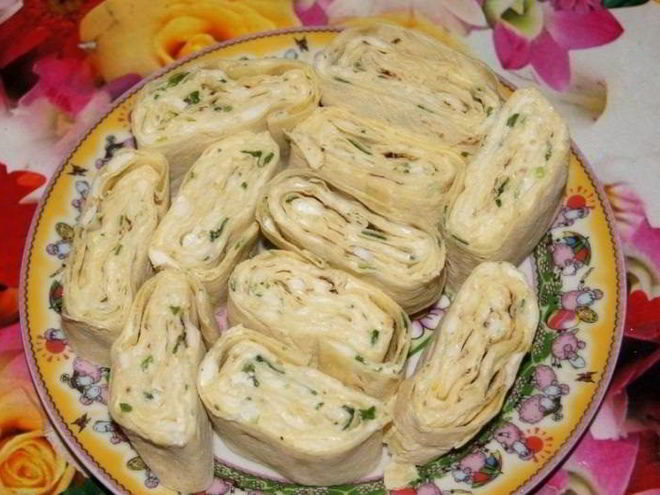 Рецепт рулетиков из лаваша с чесноком