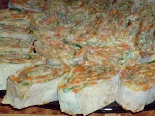 Рецепт рулетиков из лаваша с ветчиной, зеленью и сыром