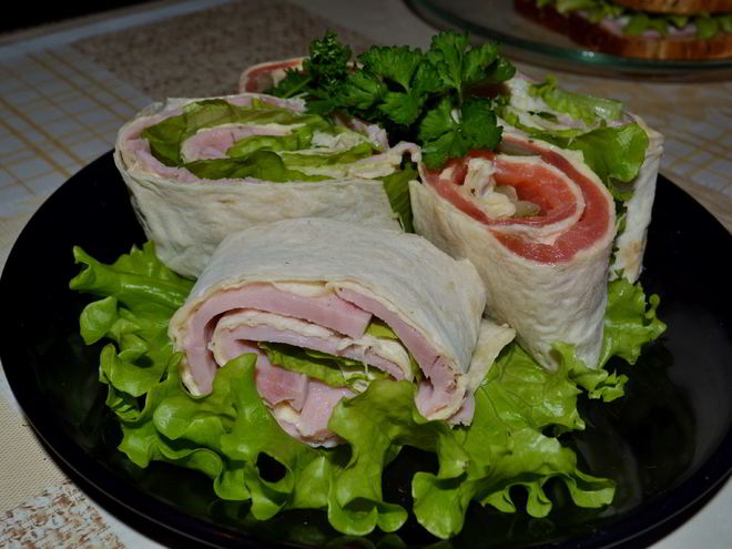 Рецепт рулетов из лаваша с сыром, ветчиной и рыбой