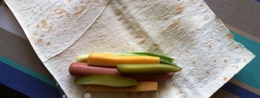 сосиска в лаваше с сыром и огурчиком. Шаг 5