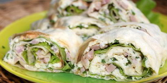 Закуска из лаваша с яйцом и ветчиной