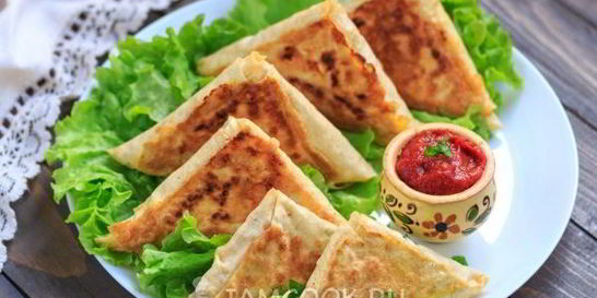 Жареный лаваш с колбасой и сыром