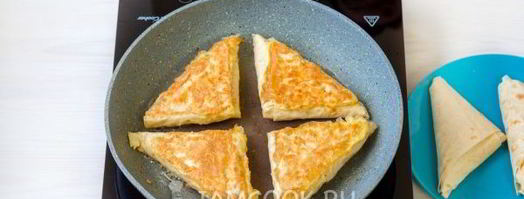 жареный лаваш с колбасой и сыром. Шаг 12