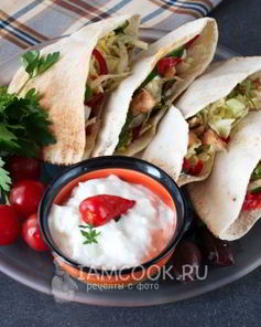 Арабская пита с курицей и овощами